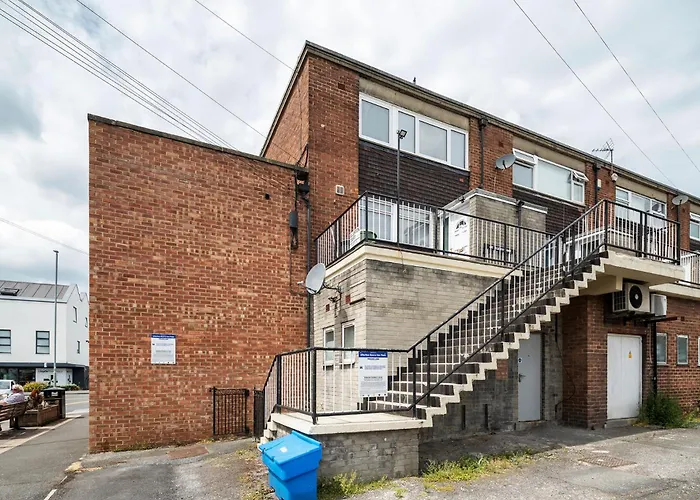 Chic 3 Bedroom With Balcony & Free Parking *