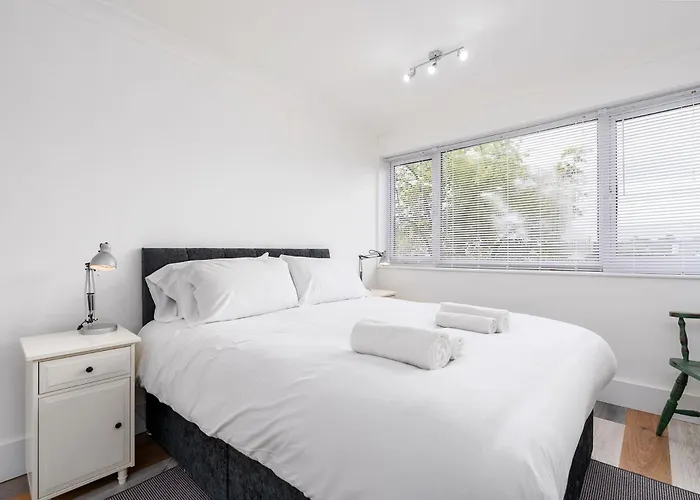 Apartment Chic 3 Bedroom With Balcony & Free Parking *