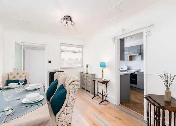 Chic 3 Bedroom With Balcony & Free Parking Apartment Leeds (West Yorkshire)