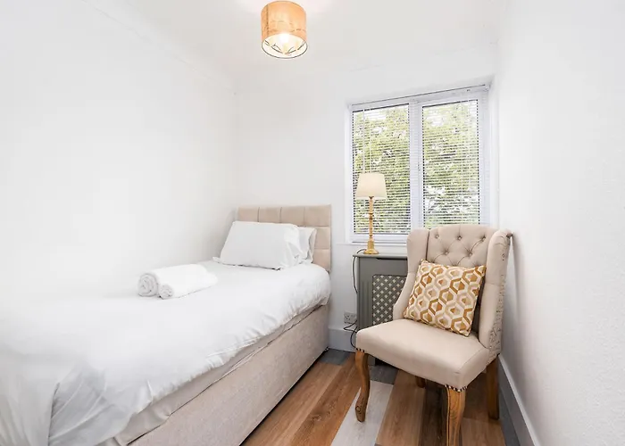 Chic 3 Bedroom With Balcony & Free Parking *