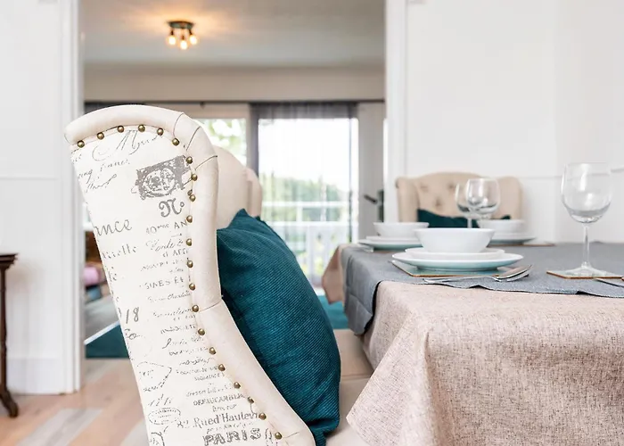 Chic 3 Bedroom With Balcony & Free Parking Apartment Leeds (West Yorkshire)