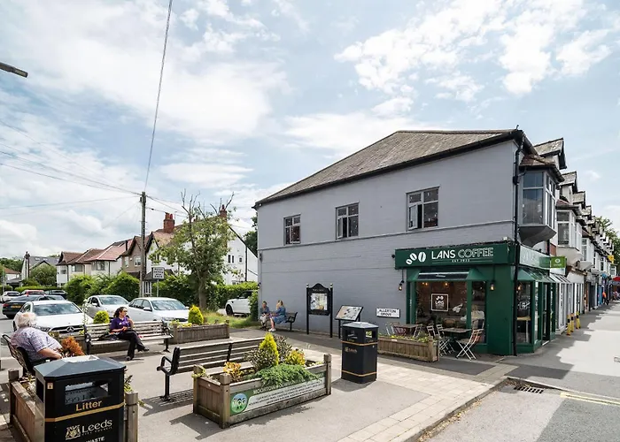 Chic 3 Bedroom With Balcony & Free Parking *