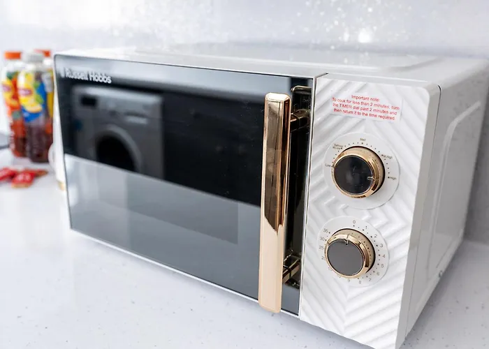 Chic 3 Bedroom With Balcony & Free Parking