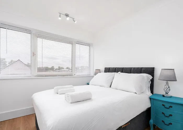 Apartment Chic 3 Bedroom With Balcony & Free Parking *