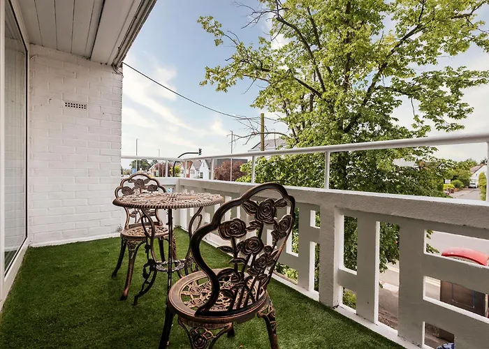 Apartment Chic 3 Bedroom With Balcony & Free Parking *