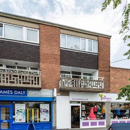 Chic 3 Bedroom With Balcony & Free Parking