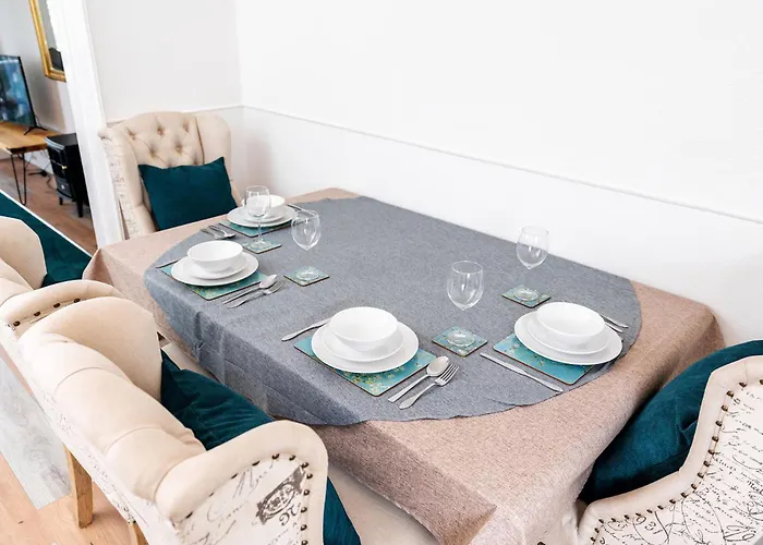 Chic 3 Bedroom With Balcony & Free Parking Appartement *