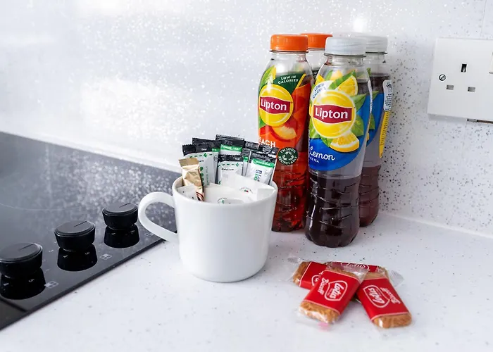 Chic 3 Bedroom With Balcony & Free Parking *