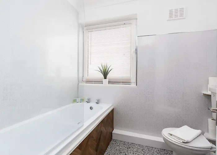 Chic 3 Bedroom With Balcony & Free Parking Appartement