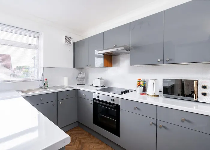 Chic 3 Bedroom With Balcony & Free Parking Appartement *